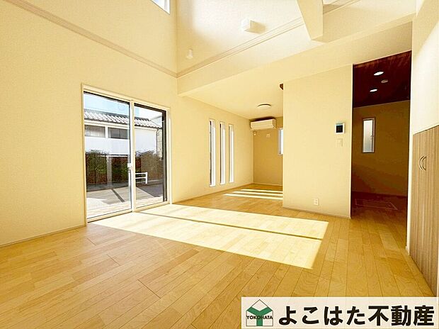 【リビング】広々としたリビングには大きな窓があり、たっぷりの日差しで明るく、家族みんながくつろげる居心地の良い空間。開放感があり、家具の配置にも配慮された快適な設計です！