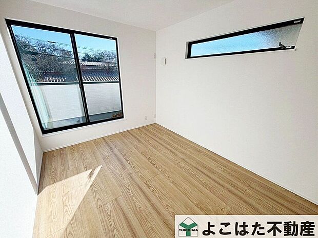 【子供部屋】2面採光の居室は、一日を通して明るく風通しも良好。子供部屋としても快適で、健やかな成長を見守れる環境が整っています。