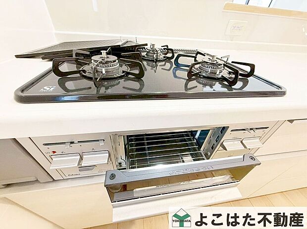 【その他設備】3口ガスコンロなので、煮物をしながら炒め物などの作業もスムーズにはかどります。お料理の効率アップ!!