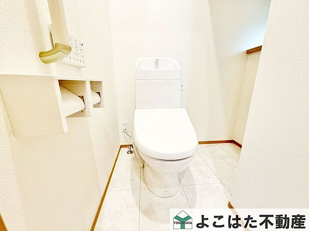 【トイレ】やさしい温水洗浄で、肌に負担の少ない洗い心地を実現。さらに、節水機能により水道代を抑えながら利用でき、家計にも環境にもやさしい設計です。