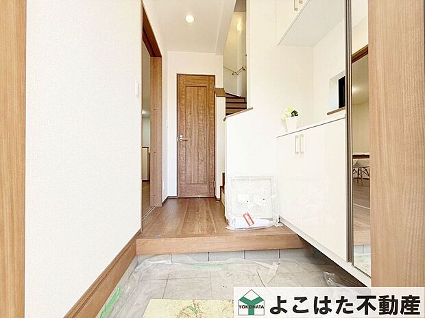 【玄関】玄関をさっぱり片づけられ、カウンターでインテリアまで楽しめる華やかさ。ゲストを気持ちよく迎えてくれます。