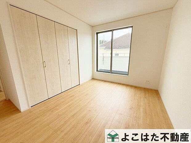 【寝室】収納スペースも充実しているので主寝室に最適。たっぷり降り注ぐ陽光が気持ちいいですね。