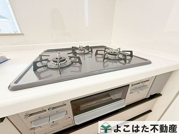 【その他設備】3口ガスコンロなので、煮物をしながら炒め物などの作業もスムーズにはかどります。お料理の効率が大幅にアップ。