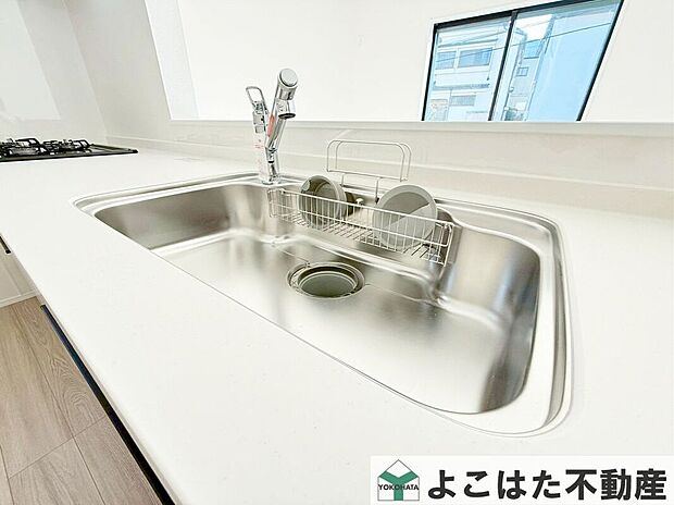 【その他設備】ワイドタイプのシンクなので、大きなお皿や鍋などを洗うのもスムーズです。浄水器内蔵タイプのハンドシャワー付き水栓を採用しています。