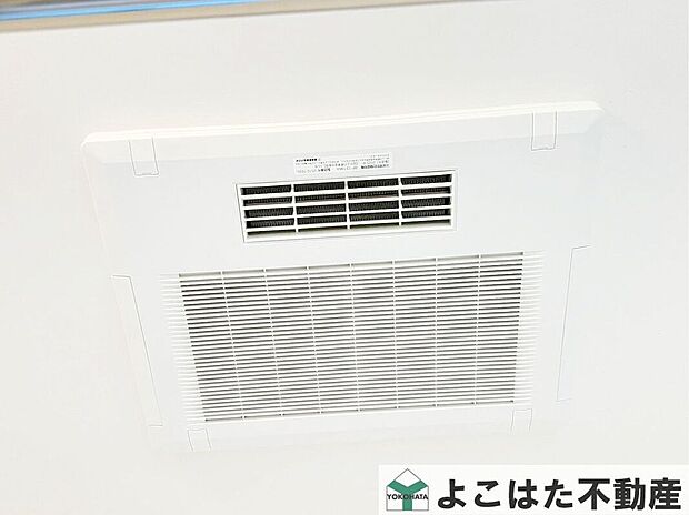 【その他設備】バスルームには浴室乾燥機が標準装備!雨の日のお洗濯に大活躍します。また、窓を開けずに換気できるので花粉対策や防カビにも有効ですね。
