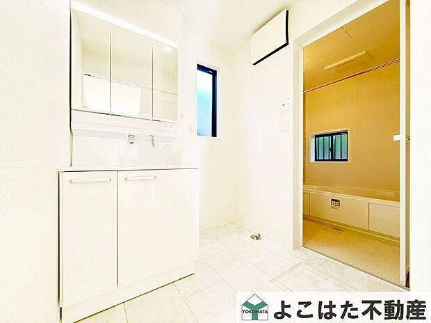 【洗面】お子様と一緒にお風呂に入る時にも着替えが窮屈ではありません。