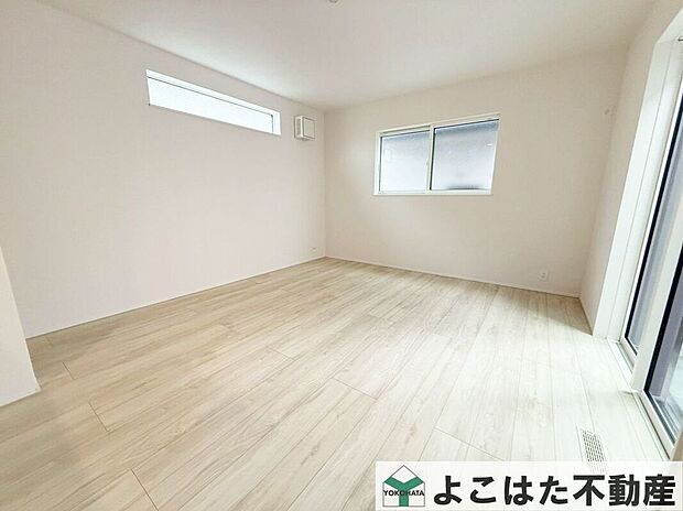 【リビング】大切な家族の集まるＬＤＫ。来客時やお子様のお誕生日パーティにもゆとりがあるのが便利です。