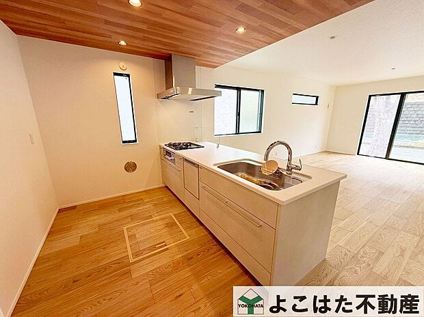 【キッチン】リビングとゆるやかにつながるカウンターキッチンは、家族との距離がぐっと縮まり、自然と会話が生まれる空間。できあがった料理をカウンター越しに手渡ししたり、暮らしの動線もスムーズ。