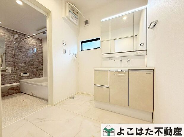 【洗面】パウダールームはゆったり広々しています。