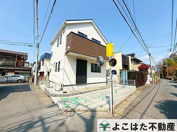 【前面道路含む外観】角地ならではの開放感と、前面道路に面したゆとりある外観。見通しが良く、安心して暮らせる住環境です。