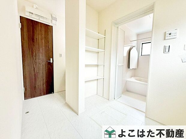 【洗面】お子様と一緒にお風呂に入る時にも着替えが窮屈ではありません。