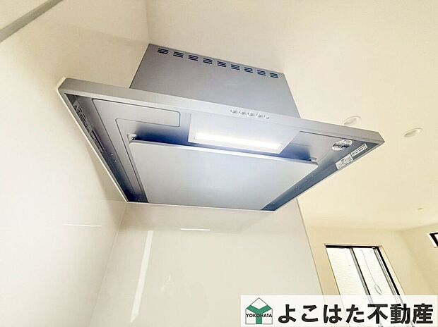 【その他設備】最新のスリムタイプのレンジフードは洗練されたスタイリッシュで、ノンフィルタータイプなので面倒なお手入れもいりません。