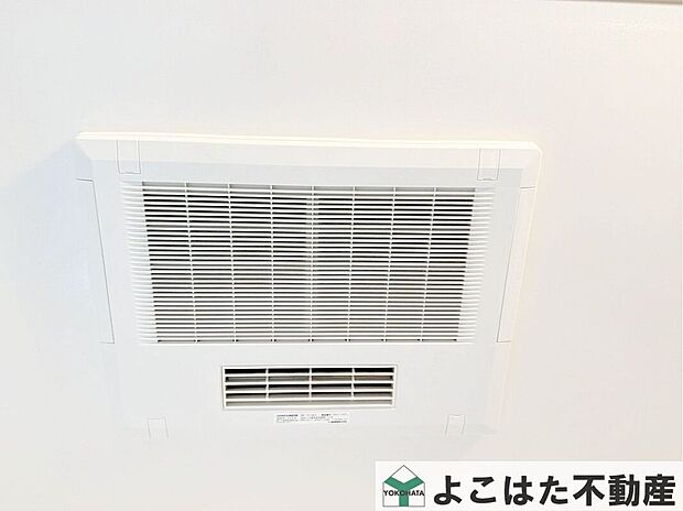 【その他設備】バスルームには浴室乾燥機が標準装備！雨の日やお急ぎのお洗濯に大活躍！！年中、バス空間を快適に♪