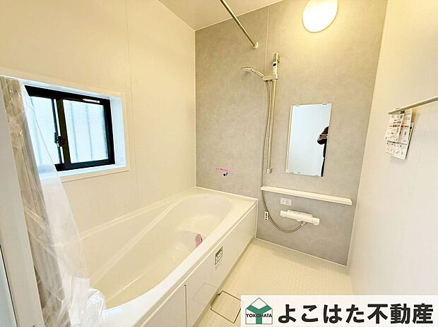 【バス】窓から差し込む自然光で、バスタイムが至福のリラックスタイム♪