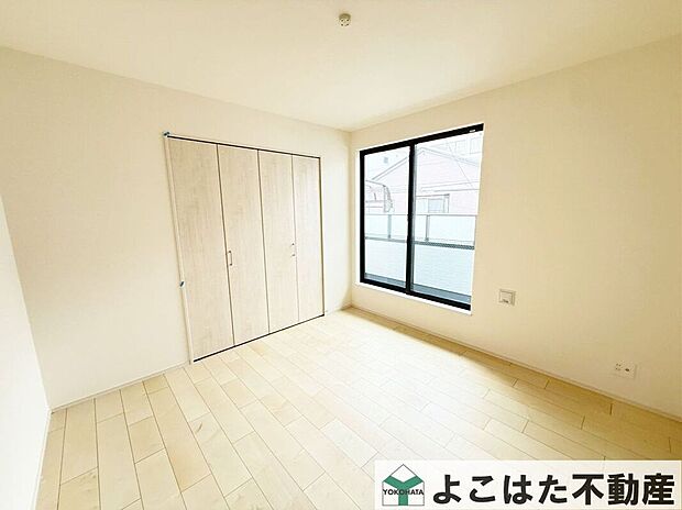 【子供部屋】お子様の成長に伴い、「自分の部屋」が必要になった際にも最適な居室。学習デスクやベッドなどの家具配置にも困らないスペースです。