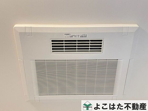 【その他設備】バスルームには浴室乾燥機が標準装備!雨の日のお洗濯に大活躍します。また、窓を開けずに換気できるので花粉対策や防カビにも有効ですね。