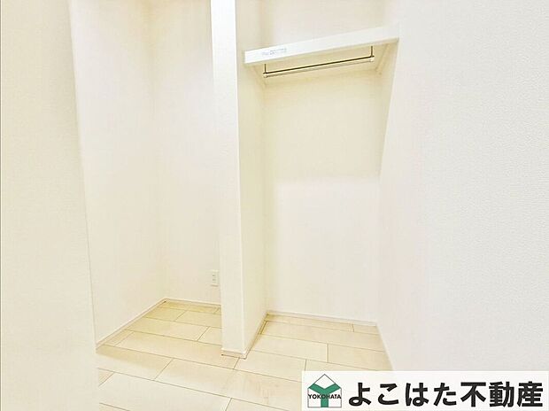 【収納】大容量のクローゼット。かさばるダウンジャケットや丈の長いコートなどを収納してもまだまだ余裕があります。