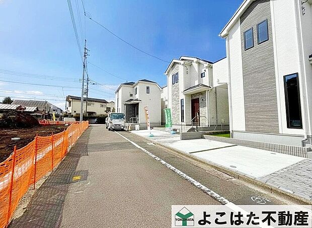 【前面道路含む外観】子育て環境が整ったエリアで、家族みんなが安心して暮らせる住まいを実現!シンプルで落ち着いた色調の外観は、周辺の街並みとも溶け込み、時が経っても色あせることなく居住者を優しく迎え入れてくれます♪