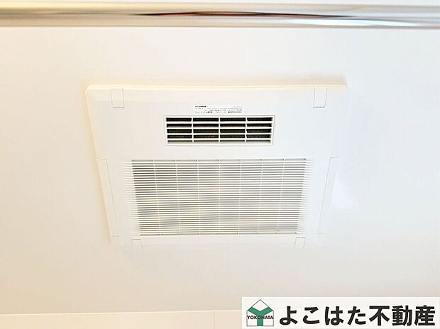 【その他設備】洗濯物が増えやすいご家庭にも嬉しい浴室乾燥機付き。雨の日や夜間でも気兼ねなく洗濯でき、家事の負担を軽減。毎日の暮らしを快適にサポートします。