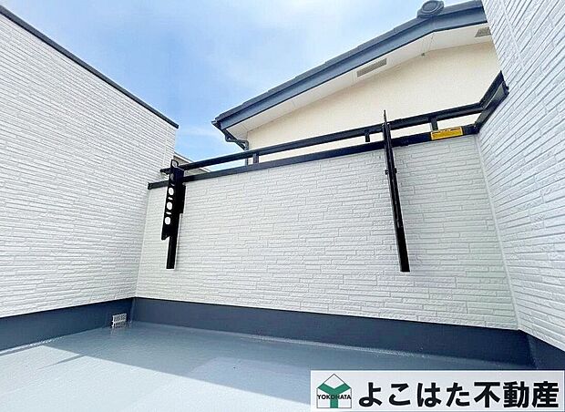 【バルコニー】完成済みの住宅なので、使い勝手を現地で確認可能です♪洗濯物も気持ちよく干せる快適な住まいを実現。洗濯物も気持ちよく干せる快適な住まいです!【調布市布田6丁目~全1棟~】