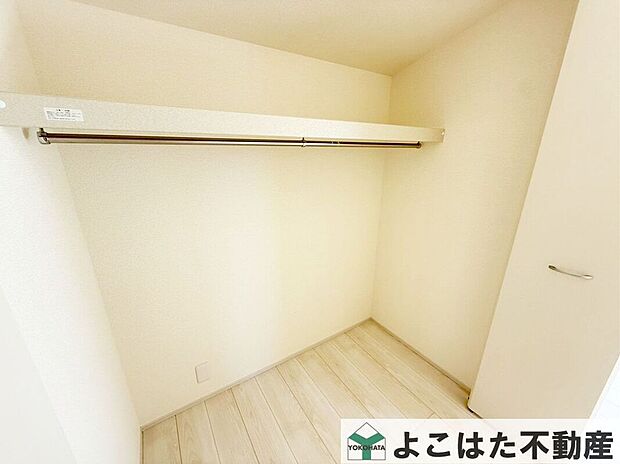 【収納】室内とフラットで荷物が出し入れしやすい収納スペース。大きめなのでたっぷりと収納できます。