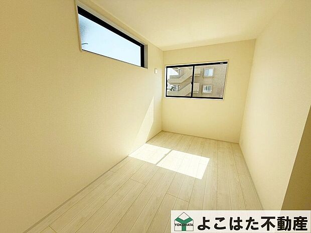 【寝室】朝の光がやわらかく差し込む寝室。窓の外を眺めながら心地よく目覚められる、暮らしに寄り添うプライベート空間です。