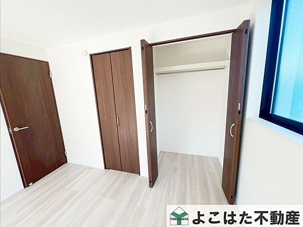 【寝室】収納スペースも充実しているので主寝室に最適。たっぷり降り注ぐ陽光が気持ちいいですね。