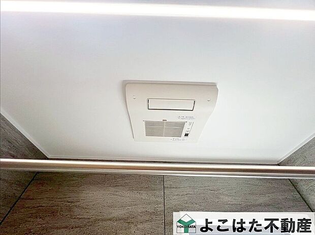 【バス】水はけの良い床材や、汚れが付きにくい壁面パネルを採用し、毎日のお手入れもスムーズに!浴室暖房乾燥機付きで、雨の日も安心。「快適」「安心」「清潔」そのすべてを叶える空間です。