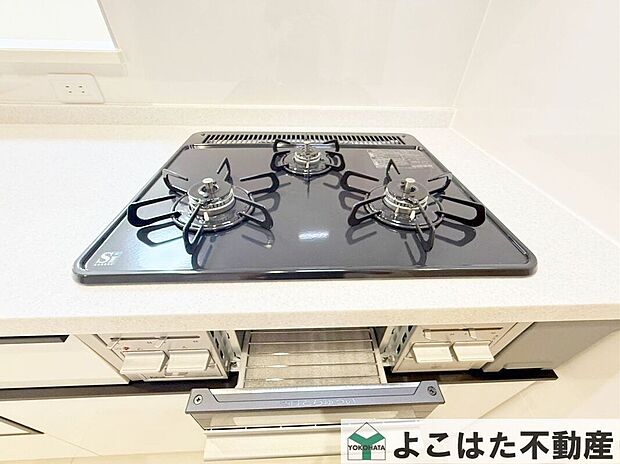 【その他設備】料理の幅が広がる、3口ガスコンロ+グリル付きシステムキッチン。3つのコンロを使って複数の料理を同時に調理でき、忙しい時間帯にも大活躍。グリルで焼き料理も楽しめるため、毎日の食卓を彩る料理を効率よく仕上げられます。