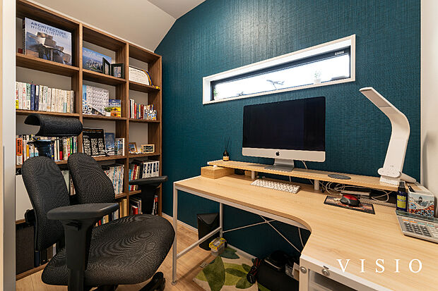 【集中できるワークスペース】約2帖の隠れ家的な空間。
コンパクトながら作業に集中でき、在宅ワークや趣味にも活躍します。