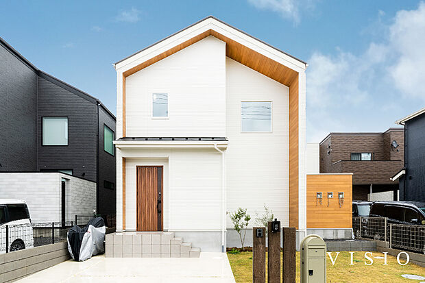 【やさしい印象のナチュラル外観】白い外壁に木の質感を組み合わせた、温もりのあるデザイン。
街並みに自然と溶け込み、飽きのこない佇まいが魅力です。