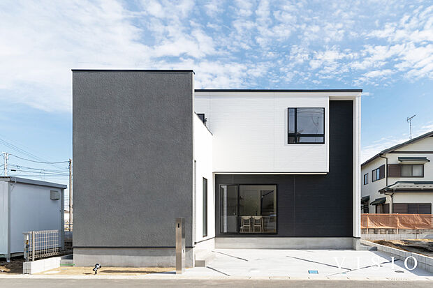 【直線的なフォルムと陰影を活かした外観】凹凸のある立体的な構成が、時間帯によって異なる表情を生み出し、シンプルでありながら、街並みに自然と溶け込む佇まいです。