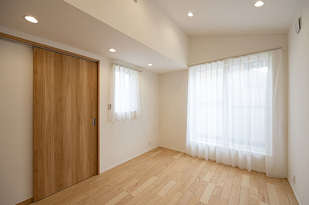 【寝室】二面採光の寝室はとても明るく目覚めのいい朝を迎えられます♪