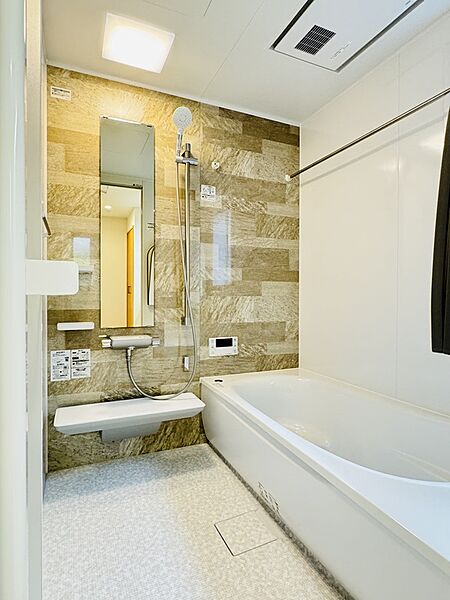  浴室暖房乾燥機やほっカラリ床など機能性たくさんのバスルーム