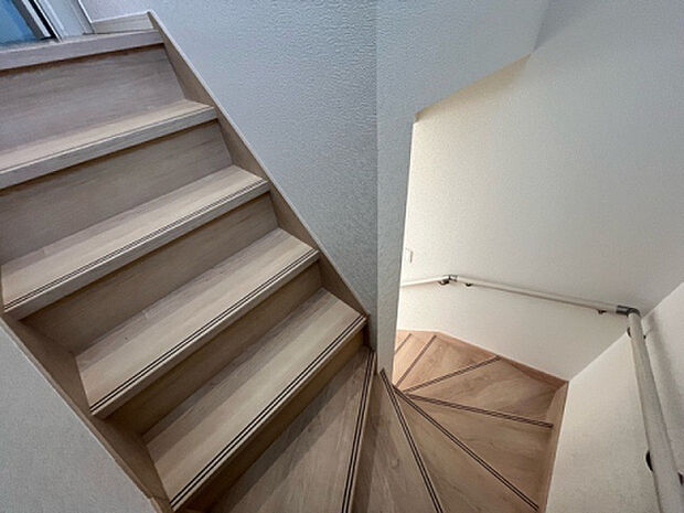 [階段] 3号棟 内装がきれいだとお家も明るくなりますね。