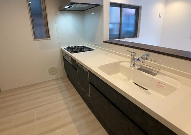 標準的なシステムキッチンの横幅は、165cm~300cm程度です。2100・2400・2550・2700などミリ単位で表記されます。普段どのように料理をするのかを想定しながら合ったサイズを選びましょう