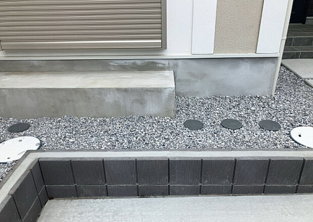 木造住宅とは土台、壁、柱など建築物の強度を支える構造体の材に木が使用されている構造を指します。構造体は建物の自重を支えるだけではなく風圧や水圧、積裁荷重などあらゆる衝撃に耐えるための基礎です。