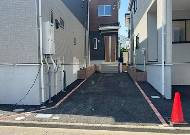 住宅用の土地では前面道路に2m以上接していなければならないと法律で定められています。しかし、お持ちの車のサイズやライフスタイルなどにより、2mでは利便が悪い場合もございますので、事前に確認しましょう。