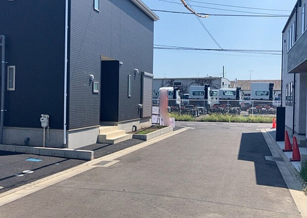 住宅用の土地では前面道路に2m以上接していなければならないと法律で定められています。しかし、お持ちの車のサイズやライフスタイルなどにより、2mでは利便が悪い場合もございますので、事前に確認しましょう。