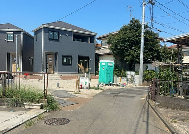 住宅用の土地では前面道路に2m以上接していなければならないと法律で定められています。しかし、お持ちの車のサイズやライフスタイルなどにより、2mでは利便が悪い場合もございますので、事前に確認しましょう。