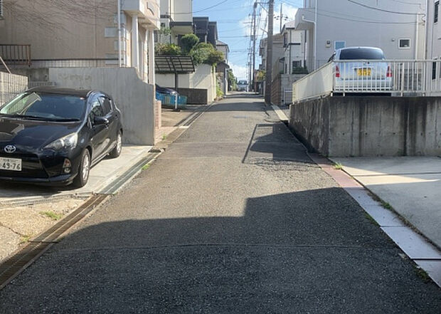 住宅用の土地では前面道路に2m以上接していなければならないと法律で定められています。しかし、お持ちの車のサイズやライフスタイルなどにより、2mでは利便が悪い場合もございますので、事前に確認しましょう。