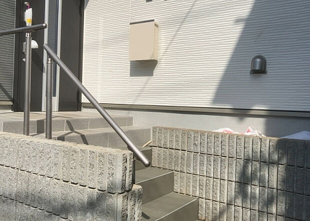 木造住宅とは土台、壁、柱など建築物の強度を支える構造体の材に木が使用されている構造を指します。構造体は建物の自重を支えるだけではなく風圧や水圧、積裁荷重などあらゆる衝撃に耐えるための基礎です。