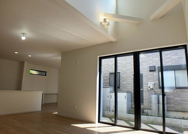 リビングの間取りの種類は大きくわけてリビングとダイニングが別になっているタイプ、リビングダイニング一体型です。どちらも一長一短ですので、家を選ぶ時はその両面をチェックして決めるようにしましょう。