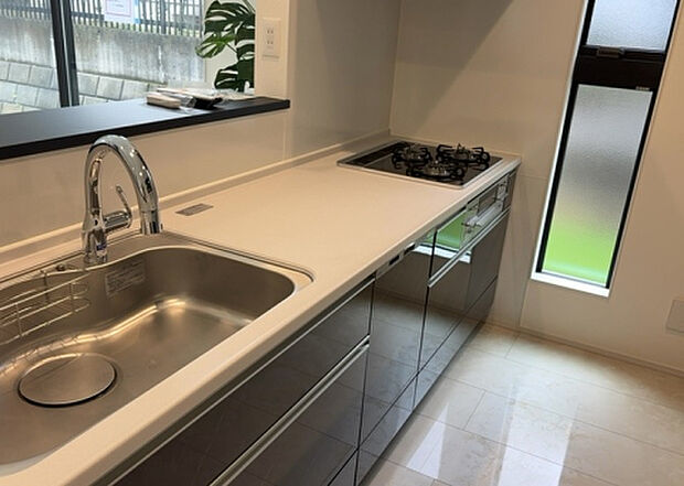 標準的なシステムキッチンの横幅は、165cm~300cm程度です。2100・2400・2550・2700などミリ単位で表記されます。普段どのように料理をするのかを想定しながら合ったサイズを選びましょう