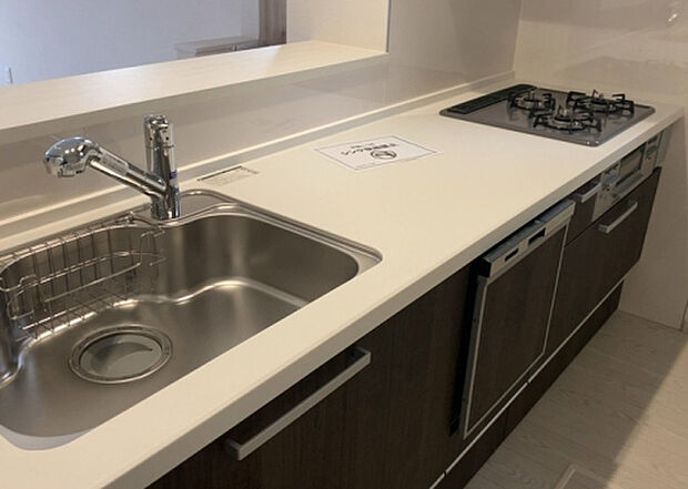 標準的なシステムキッチンの横幅は、165cm~300cm程度です。2100・2400・2550・2700などミリ単位で表記されます。普段どのように料理をするのかを想定しながら合ったサイズを選びましょう