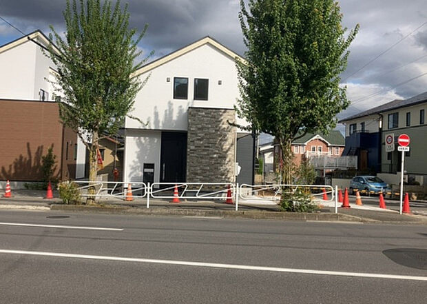 ついに完成致しました!現地をご見学に行く際は、道路の幅や周辺の交通量、施設などをご確認頂くことをおすすめします!物件の流れが早いため、内見をしたい方はお早めに当社営業までお問い合わせ頂きご予約下さい!