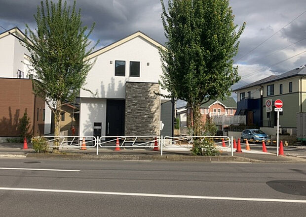 木造住宅とは土台、壁、柱など建築物の強度を支える構造体の材に木が使用されている構造を指します。構造体は建物の自重を支えるだけではなく風圧や水圧、積裁荷重などあらゆる衝撃に耐えるための基礎です。