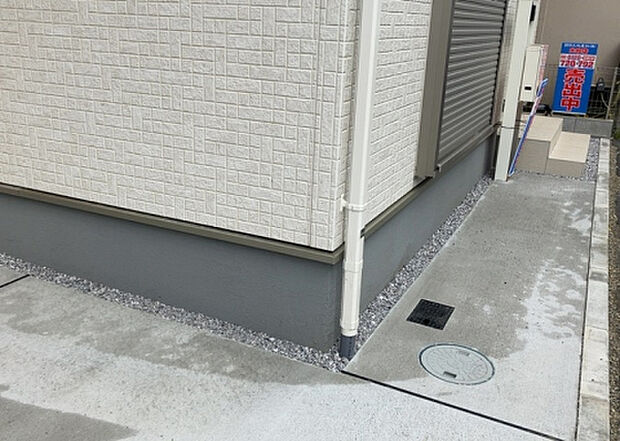 木造住宅とは土台、壁、柱など建築物の強度を支える構造体の材に木が使用されている構造を指します。構造体は建物の自重を支えるだけではなく風圧や水圧、積裁荷重などあらゆる衝撃に耐えるための基礎です。