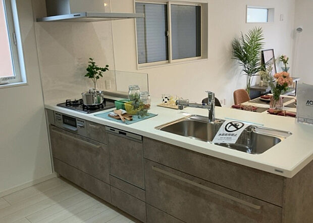 標準的なシステムキッチンの横幅は、165cm~300cm程度です。2100・2400・2550・2700などミリ単位で表記されます。普段どのように料理をするのかを想定しながら合ったサイズを選びましょう