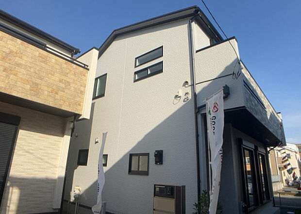 ついに完成致しました！現地をご見学に行く際は、道路の幅や周辺の交通量、施設などをご確認頂くことをおすすめします！物件の流れが早いため、内見をしたい方はお早めに当社営業までお問い合わせ頂きご予約下さい！